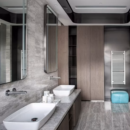 앤티크 갈색 욕실 디자인, 바닥 스탠딩 욕조, 세면대, 다리가 있는 화장대 캐비닛