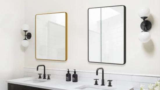 검은색 금속 프레임이 있는 직사각형 욕실 거울